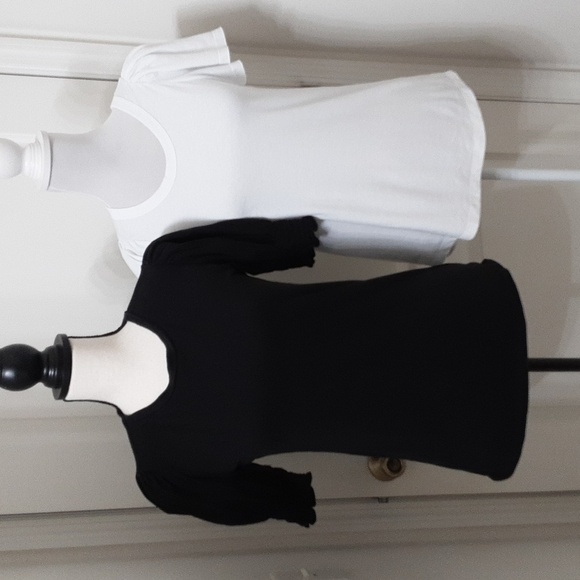 GAP 2 Tee Bundle.  1 Black, 1 White Size XS. Excellent Used Condition - Picture 1 of 14